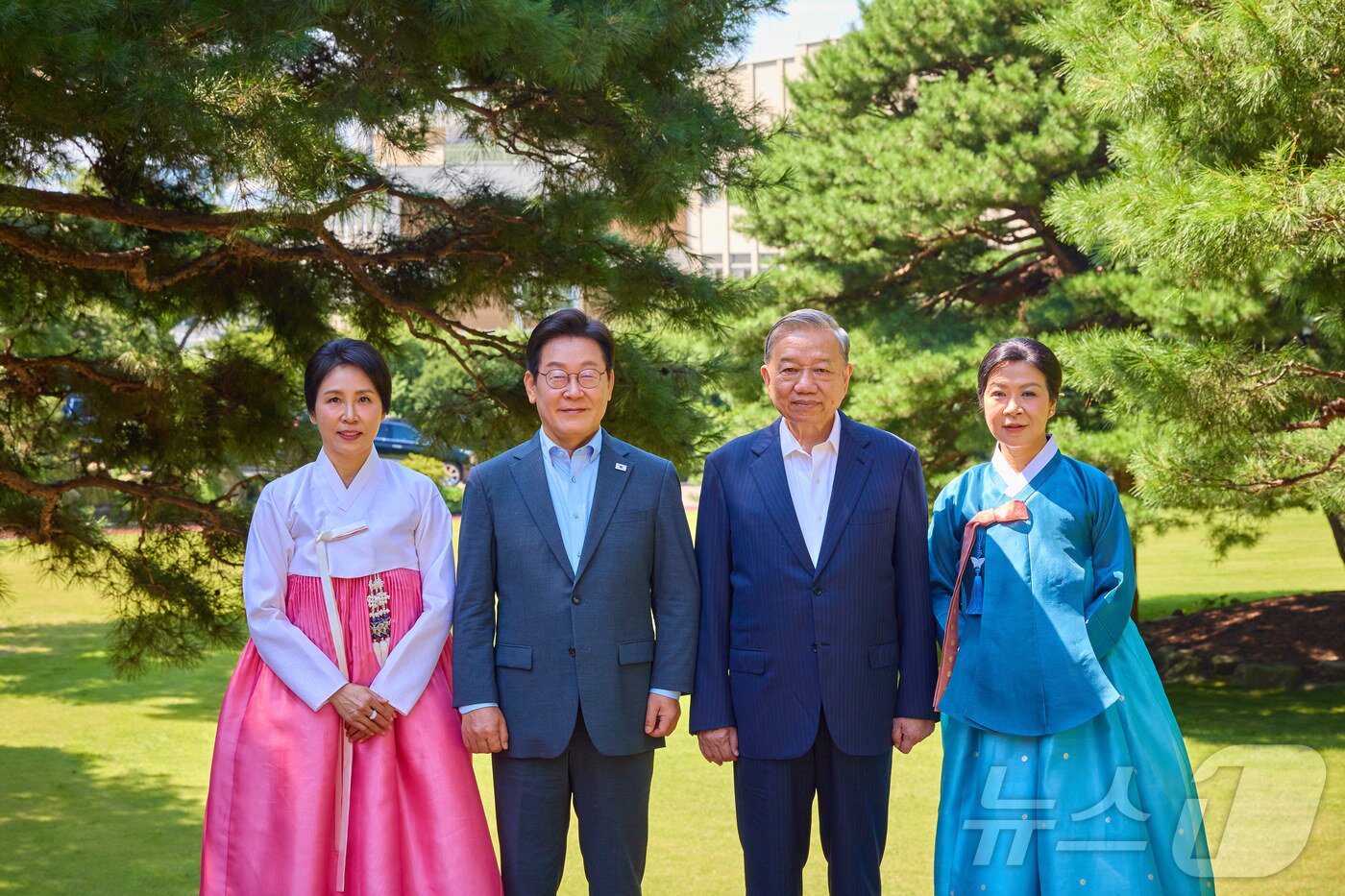 본문 이미지 - 이재명 대통령과 부인 김혜경 여사가 12일 청와대 상춘재에서 국빈 방한한 또 럼 베트남 당서기장, 응오 프엉 리 여사와 기념촬영을 하고 있다. (대통령실 제공. 재판매 및 DB금지) 2025.8.12 ⓒ 뉴스1 이재명 기자