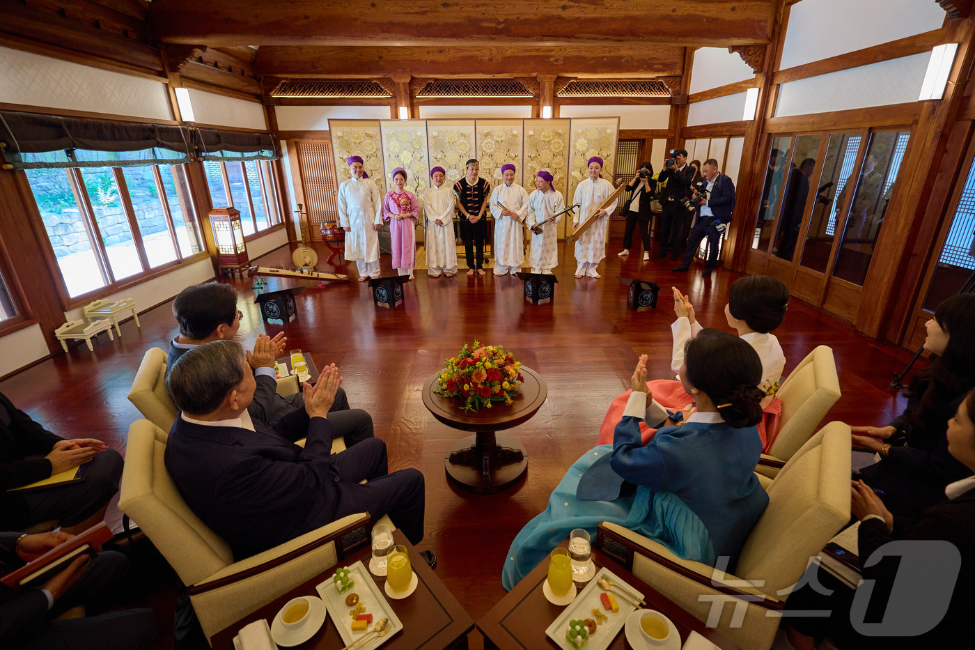 (서울=뉴스1) 이재명 기자 = 이재명 대통령과 부인 김혜경 여사가 12일 청와대 상춘재에서 국빈 방한한 또 럼 베트남 당서기장, 응오 프엉 리 여사와 공연을 관람한 후 박수를 치 …