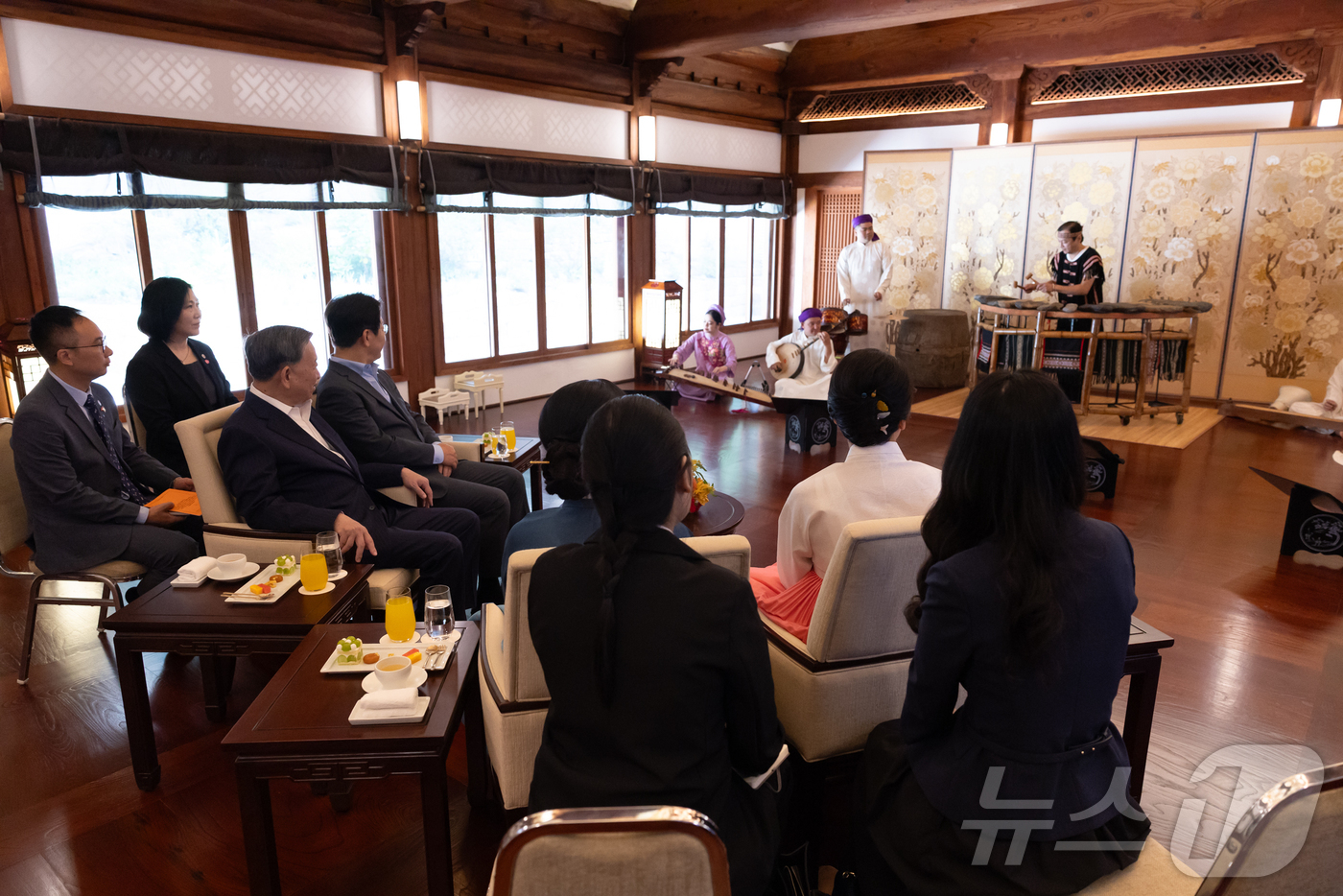 (서울=뉴스1) 이재명 기자 = 이재명 대통령과 부인 김혜경 여사가 12일 청와대 상춘재에서 국빈 방한한 또 럼 베트남 당서기장, 응오 프엉 리 여사와 공연을 관람하고 있다. (대 …