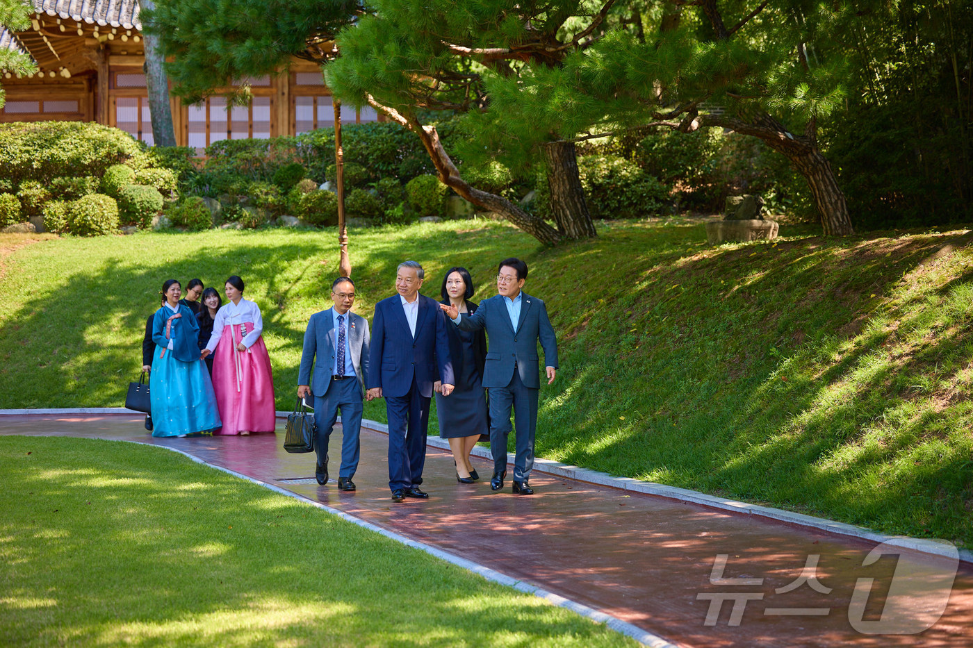 (서울=뉴스1) 이재명 기자 = 이재명 대통령과 부인 김혜경 여사가 12일 청와대 상춘재 일대에서 국빈 방한한 또 럼 베트남 당서기장, 응오 프엉 리 여사와 산책을 하고 있다. ( …