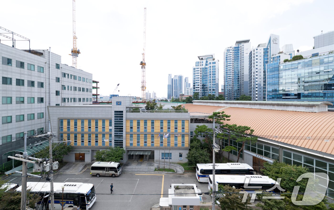 본문 이미지 - 정부가 성수동 경찰기마대부지, 광명세무서 등 도심 유휴부지 등을 추가 발굴해 신규 공공주택을 공급할 계획이다. 사진은 서울 성동구 성수동 경찰기마대 부지. 2025.8.12/뉴스1 ⓒ News1 이승배 기자