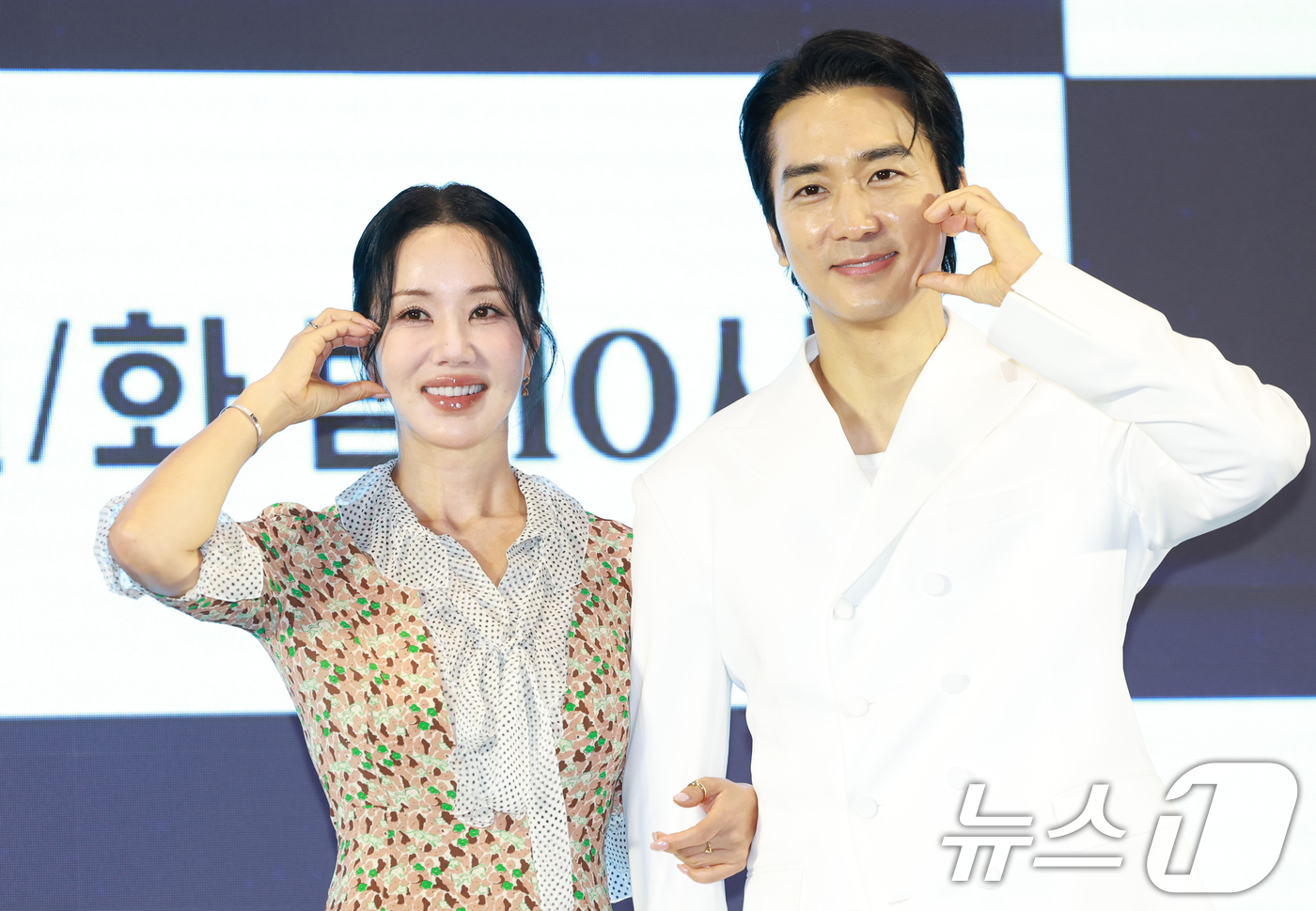 (서울=뉴스1) 권현진 기자 = 배우 엄정화와 송승헌(오른쪽)이 12일 오후 서울 구로구 경인로 신도림 디큐브시티 더 세인트에서 열린 지니 TV 오리지널 '금쪽같은 내 스타'(극본 …