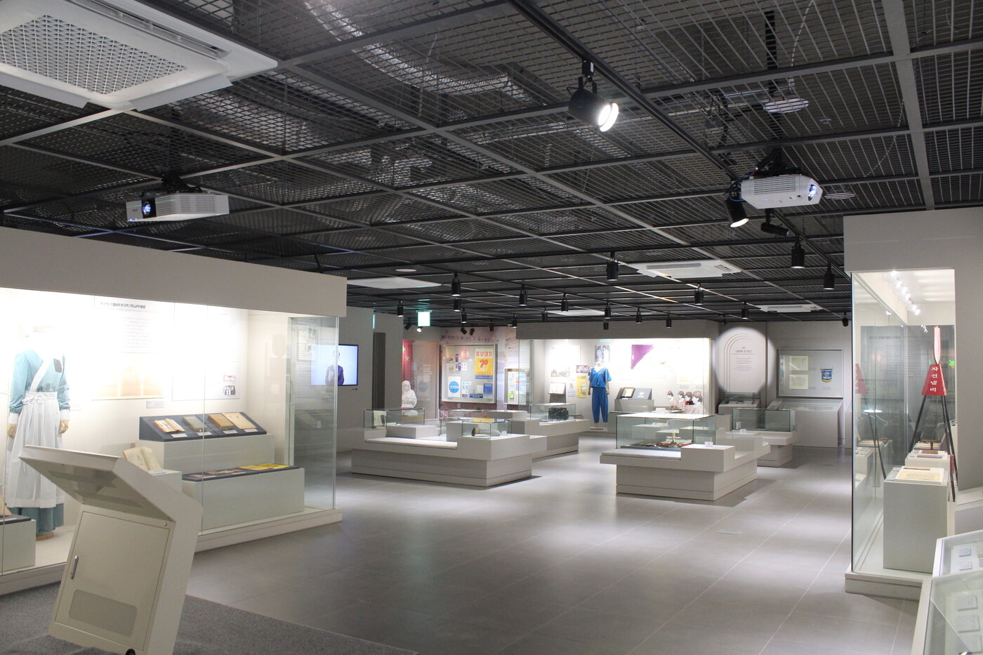 본문 이미지 - 한국기독교역사문화관 기획전시실 전경