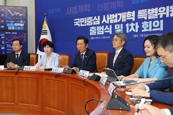 與, 대법관 수 14명→30명으로 늘린다…정청래 "증원 명분 충분"(종합)