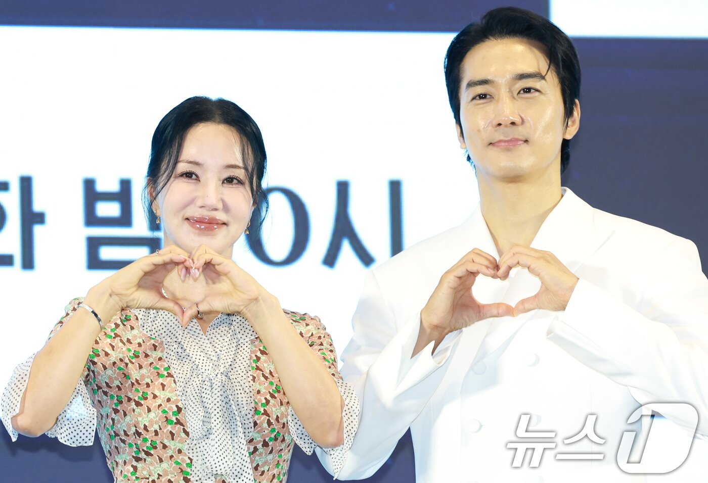 본문 이미지 - 배우 엄정화와 송승헌(오른쪽)이 12일 오후 서울 구로구 경인로 신도림 디큐브시티 더 세인트에서 열린 지니 TV 오리지널 '금쪽같은 내 스타'(극본 박지하/ 연출 최영훈)의 제작발표회에 참석해 포즈를 취하고 있다. '금쪽같은 내 스타'는 대한민국 최고의 톱스타가 하루아침에 평범한 중년 여성이 된 후 펼쳐지는 눈물 콧물 휘날리는 세월 순삭 로맨틱 코미디다. '미쓰 와이프' 이후 10년 만에 재회한 엄정화, 송승헌이 완성할 로맨틱 코미디에 이목이 집중되고 있다. 2025.8.12/뉴스1 ⓒ News1 권현진 기자