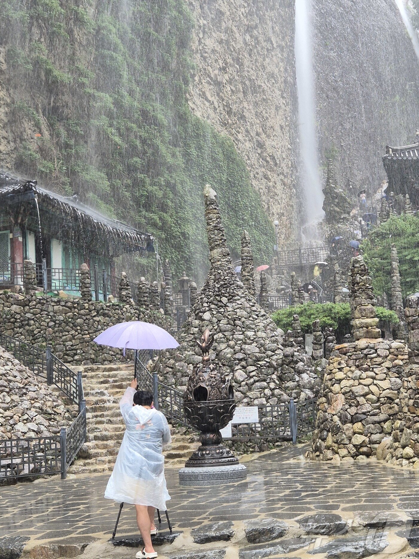 본문 이미지 - 12일 전북 진안군에 소재한 마이산 암마이봉이 폭포로 변했다. 오후 2시 현재 마이산에는 시간당 17mm의 비가 내리고 있다.2025.8.12/뉴스1 ⓒ News1 유승훈 기자