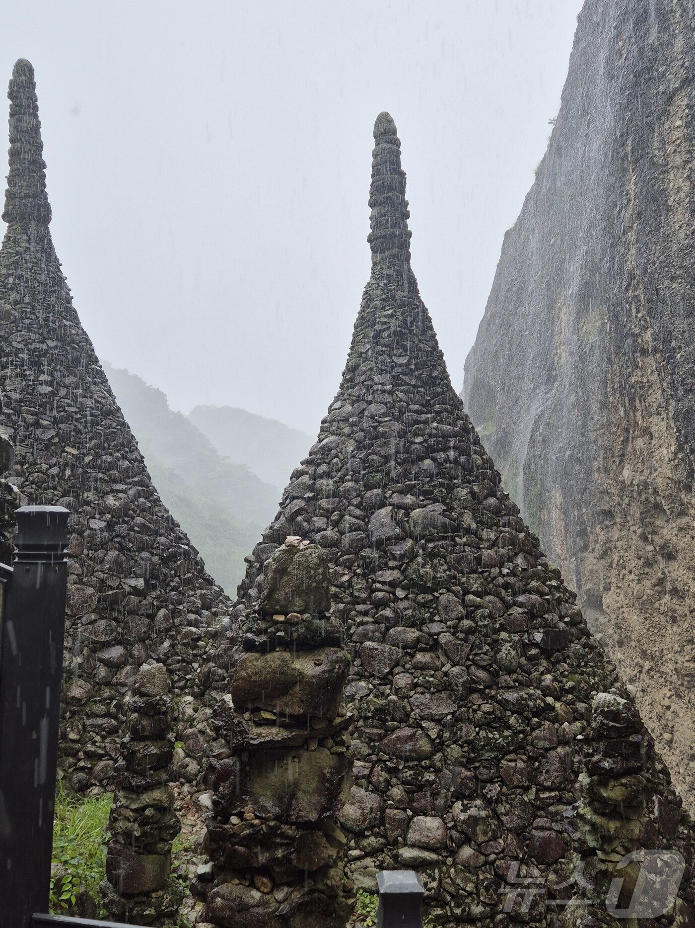 본문 이미지 - 12일 전북 진안군에 소재한 마이산에 많은 비가 내리면서 천지탑 사이로 폭포가 쏟아지고 있다.2025.8.12/뉴스1 ⓒ News1 유승훈 기자