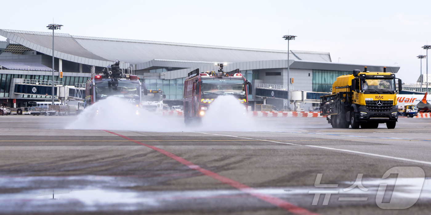 (서울=뉴스1) 박지혜 기자 = 12일 서울 강서구 김포국제공항 국내선 이동지역에서 폭염 대비 계류장 살수작업이 진행되고 있다.(공동취재) 2025.8.12/뉴스1