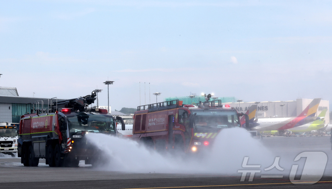 (서울=뉴스1) 박지혜 기자 = 12일 서울 강서구 김포공항 국내선 이동지역에서 폭염 대비 계류장 살수작업이 실시되고 있다.한국공항공사 살수작업은 활주로 등 이동지역 포장면의 표면 …