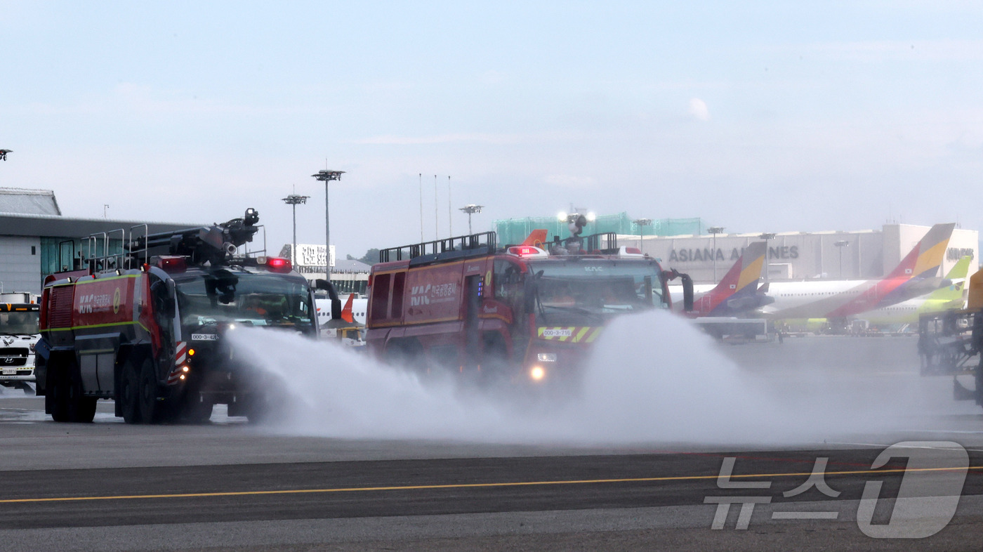 (서울=뉴스1) 박지혜 기자 = 12일 서울 강서구 김포공항 국내선 이동지역에서 폭염 대비 계류장 살수작업이 실시되고 있다.한국공항공사 살수작업은 활주로 등 이동지역 포장면의 표면 …