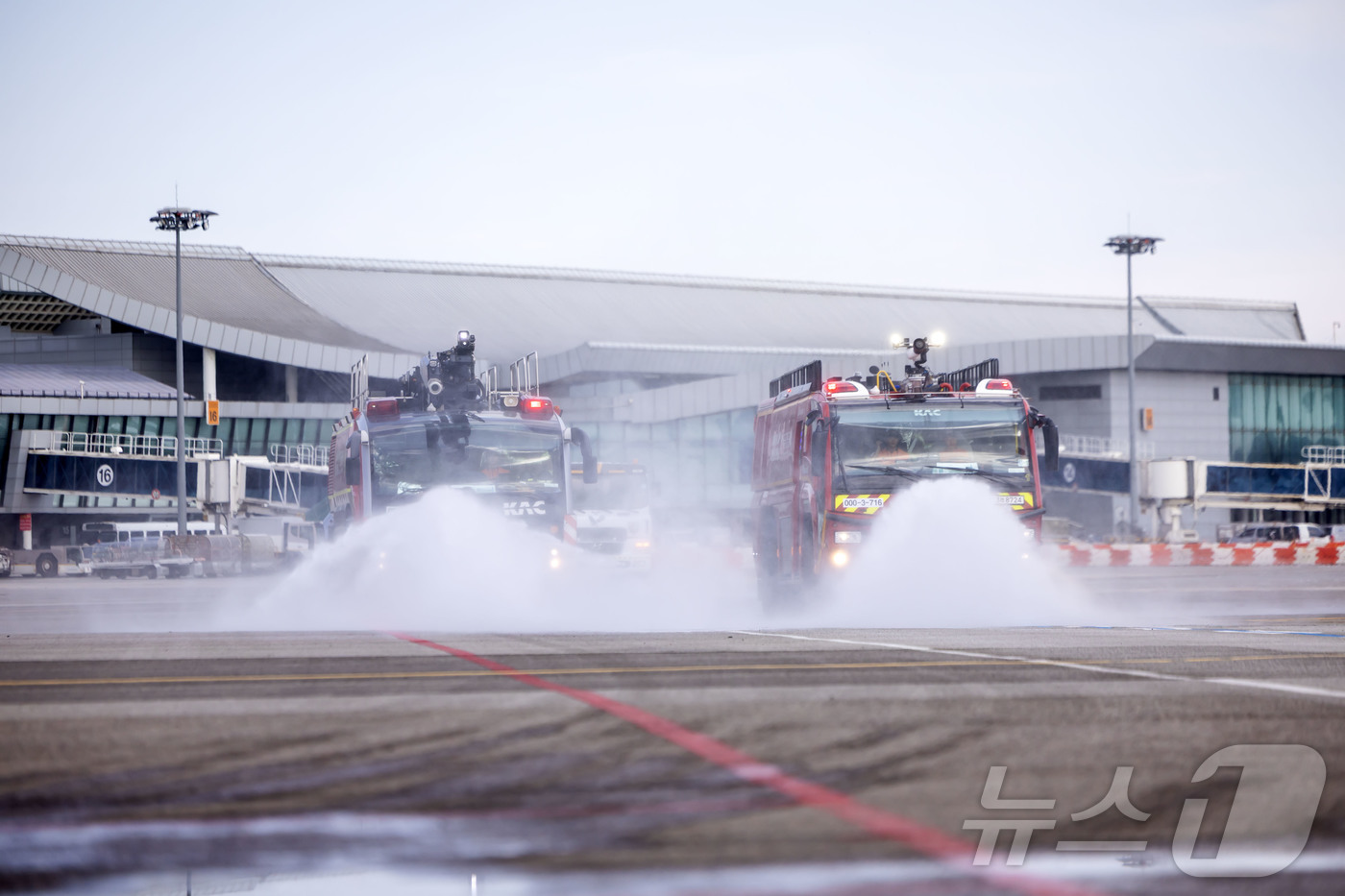 (서울=뉴스1) 박지혜 기자 = 12일 서울 강서구 김포국제공항 국내선 이동지역에서 폭염 대비 계류장 살수작업이 진행되고 있다. (공동취재) 2025.8.12/뉴스1