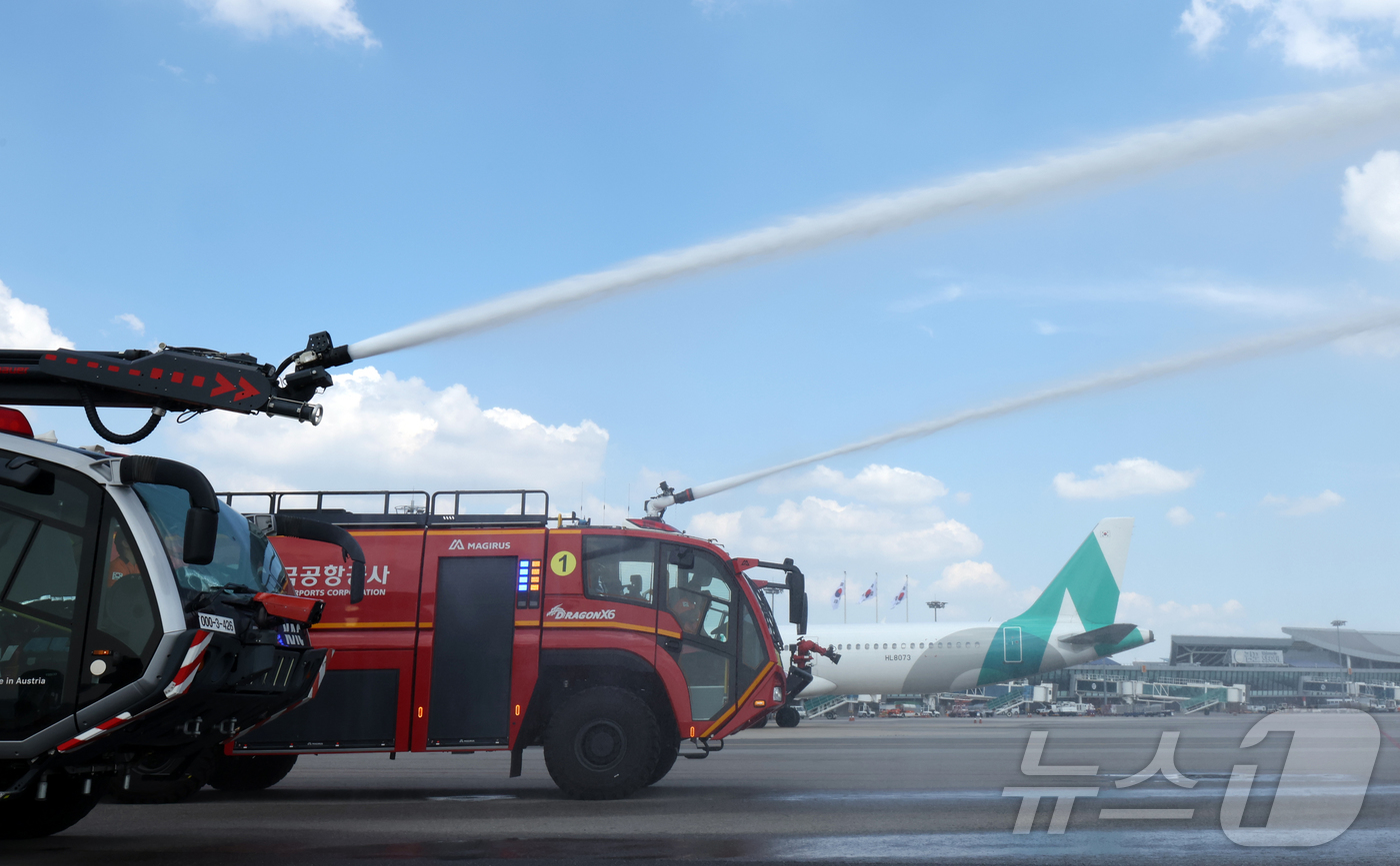 (서울=뉴스1) 박지혜 기자 = 12일 서울 김포공항 계류장에서 액상제설제 살포자, 살수차, 소방차를 동원한 공항 포장시설 살수 작업이 진행되고 있다.작업은 활주로, 유도로, 계류 …