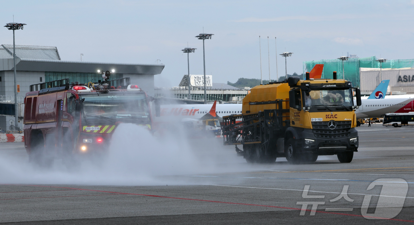 (서울=뉴스1) 박지혜 기자 = 12일 서울 김포공항 계류장에서 액상제설제 살포자, 살수차, 소방차를 동원한 공항 포장시설 살수 작업이 진행되고 있다.작업은 활주로, 유도로, 계류 …