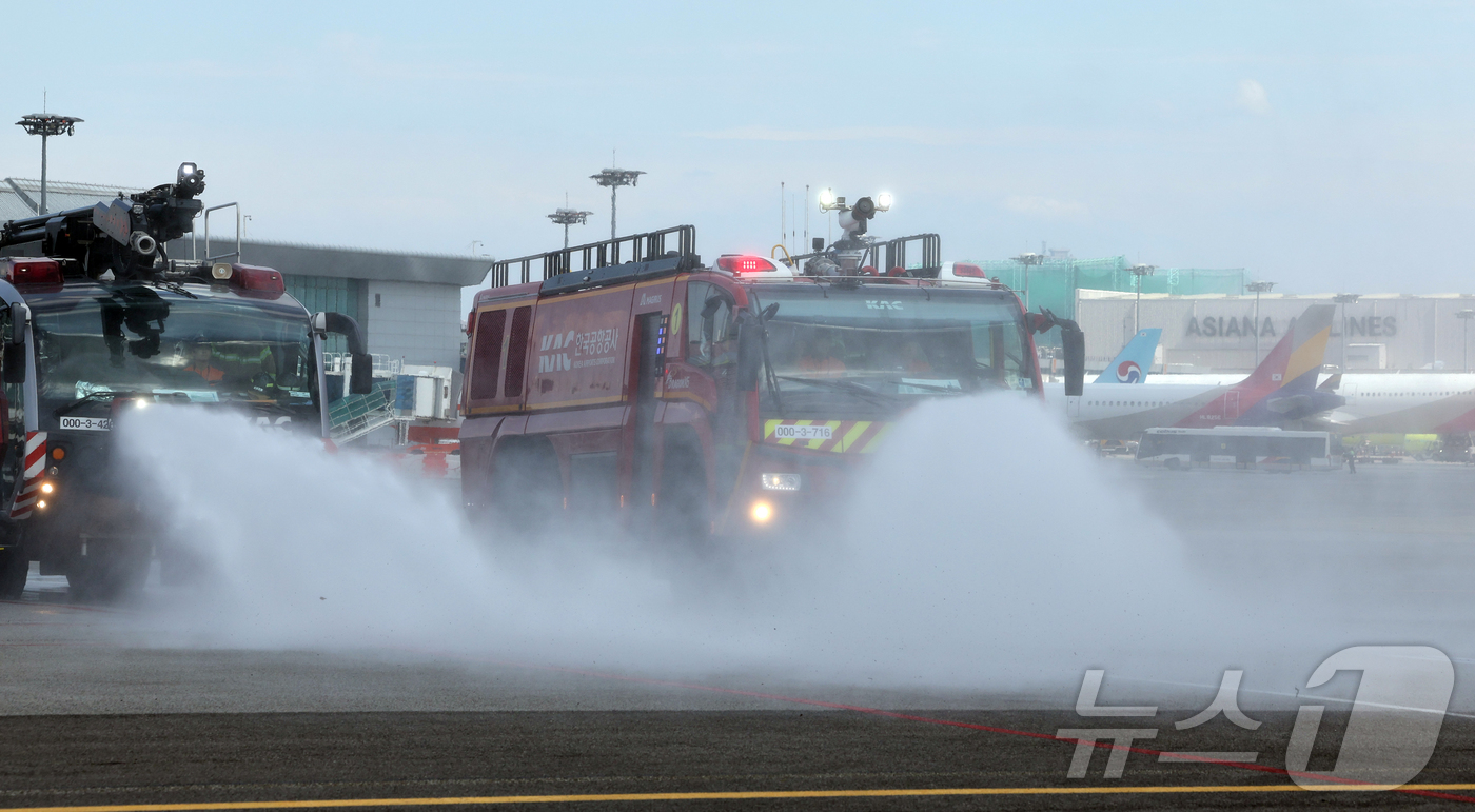 (서울=뉴스1) 박지혜 기자 = 12일 서울 김포공항 계류장에서 액상제설제 살포자, 살수차, 소방차를 동원한 공항 포장시설 살수 작업이 진행되고 있다.작업은 활주로, 유도로, 계류 …