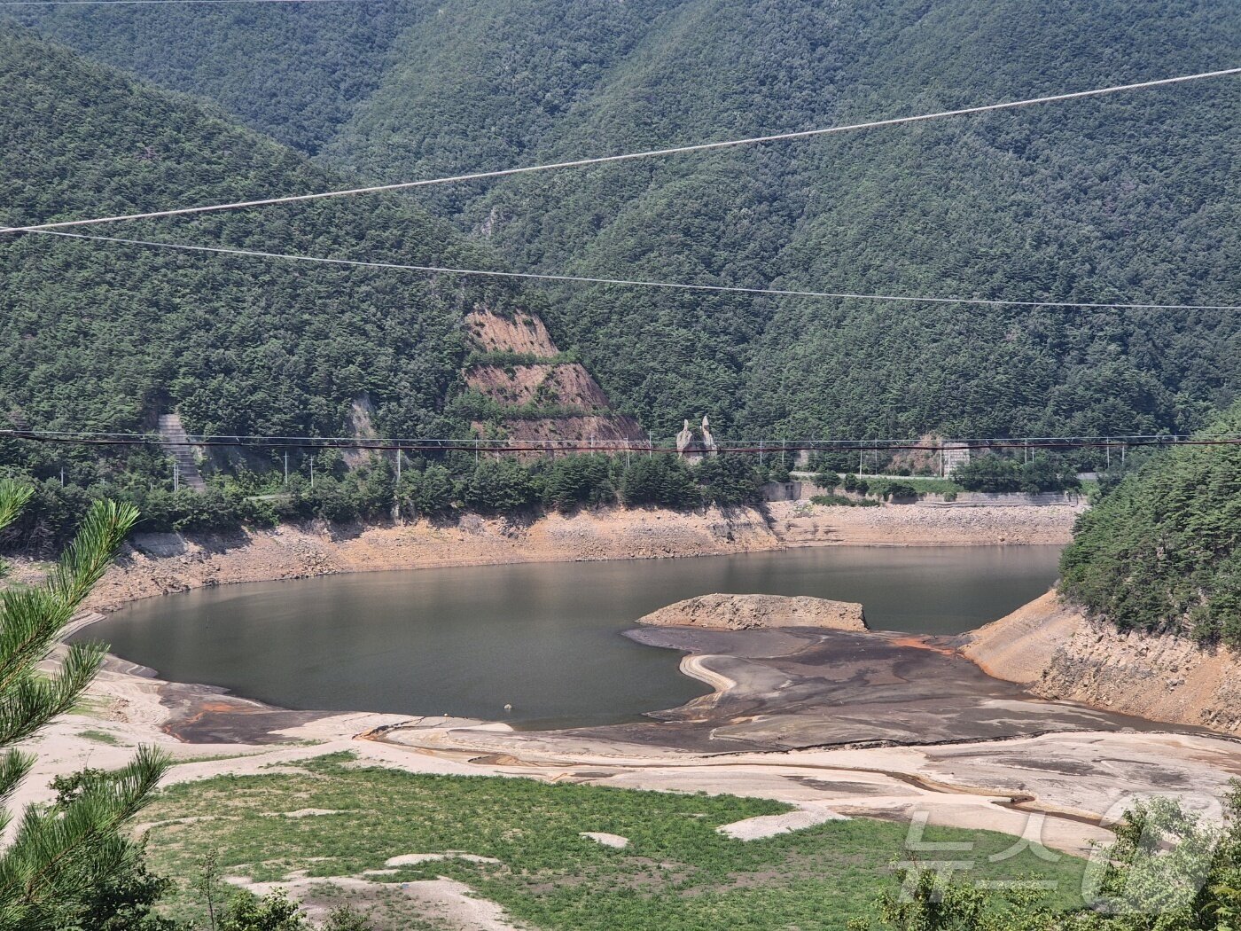 본문 이미지 - 최근 극심한 가뭄이 이어지고 있는 강원 강릉시 성산면 오봉리 오봉저수지와 일대 하천의 바닥이 드러나 있다. &#40;뉴스1 DB&#41; ⓒ News1 윤왕근 기자