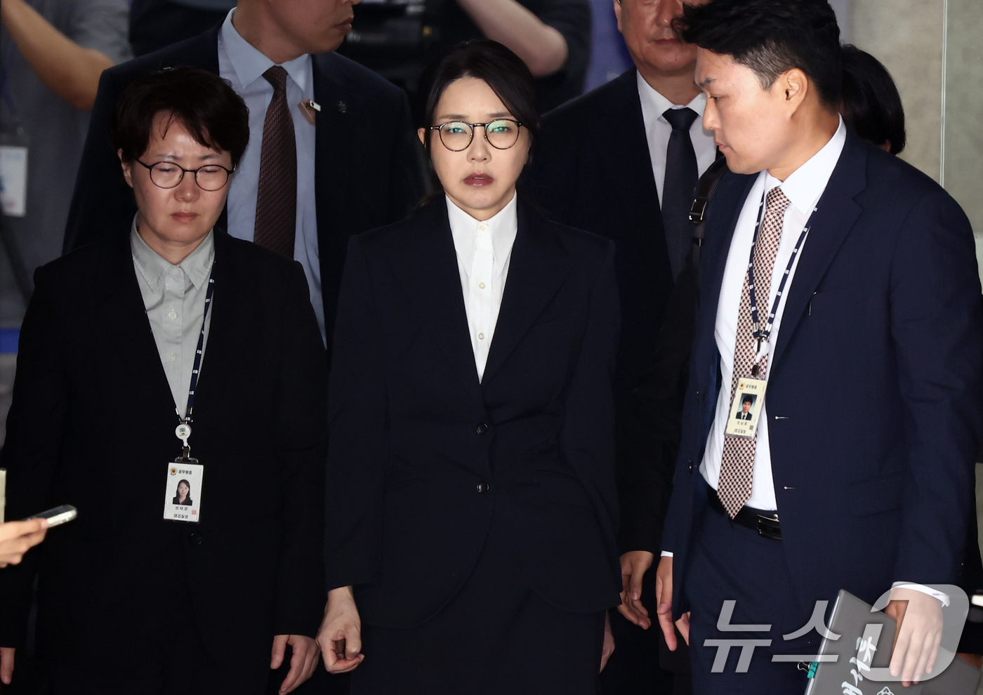(서울=뉴스1) 김민지 기자 = 윤석열 전 대통령 부인 김건희 여사가 12일 오후 서울 서초구 서울중앙지법에서 열린 구속 전 피의자 심문(영장실질심사)를 마치고 나오고 있다. 20 …