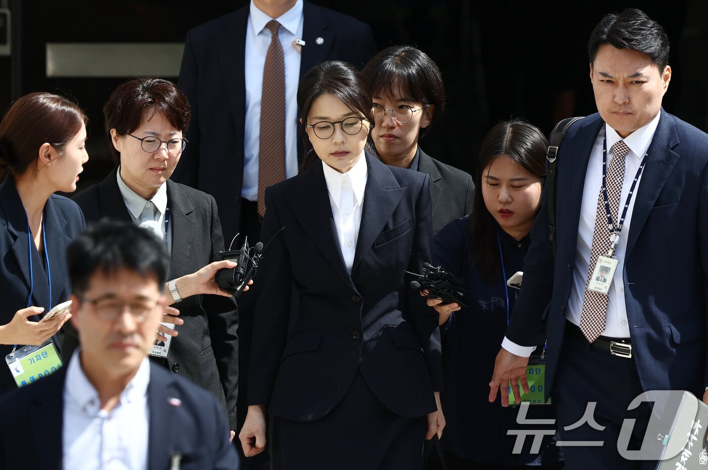 본문 이미지 - 윤석열 전 대통령 부인 김건희 여사가 12일 오후 서울 서초구 서울중앙지법에서 열린 구속 전 피의자 심문(영장실질심사)를 마치고 나오고 있다. 2025.8.12/뉴스1 ⓒ News1 김민지 기자