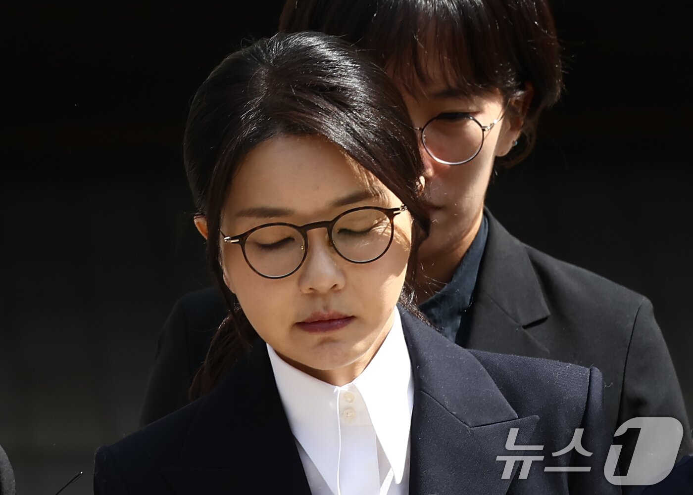 본문 이미지 - 윤석열 전 대통령 부인 김건희 여사가  지난 12일 오후 서울 서초구 서울중앙지법에서 열린 구속 전 피의자 심문(영장실질심사)를 마치고 나오고 있다. 2025.8.12/뉴스1 ⓒ News1 김민지 기자