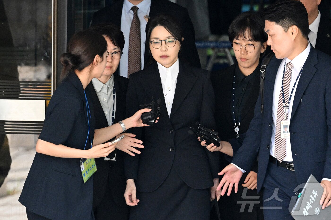 본문 이미지 - 윤석열 전 대통령 부인 김건희 여사가 지난달 12일 오후 서울 서초구 서울중앙지방법원에서 열린 구속 전 피의자 심문(영장실질심사)을 마치고 법원을 나서고 있다. 2025.8.12/뉴스1 ⓒ News1 사진공동취재단