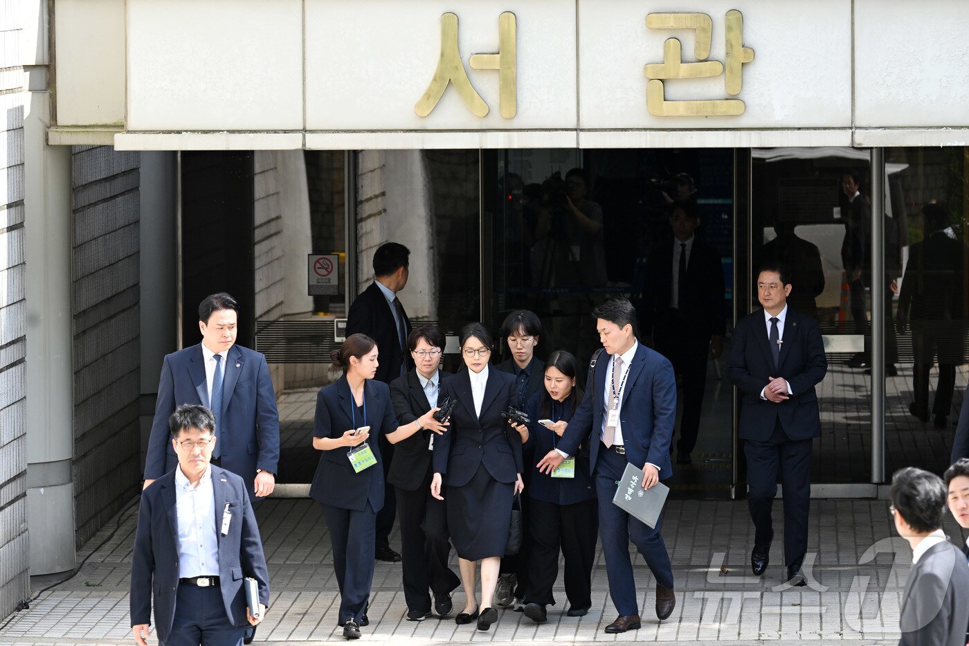 본문 이미지 - 윤석열 전 대통령 부인 김건희 여사가 12일 오후 서울 서초구 서울중앙지방법원에서 열린 구속 전 피의자 심문(영장실질심사)을 마치고 법원을 나서고 있다. 2025.8.12/뉴스1 ⓒ News1 사진공동취재단