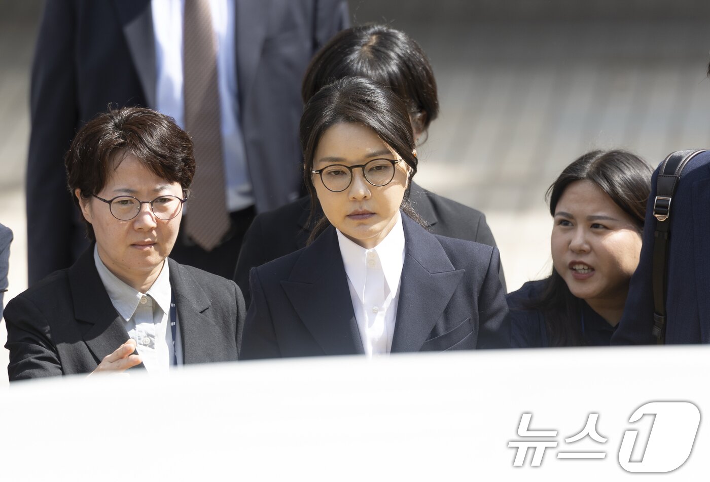 본문 이미지 - 윤석열 전 대통령 부인 김건희 여사가 지난 8월 12일 오후 서울 서초구 서울중앙지법에서 열린 구속 전 피의자 심문&#40;영장실질심사&#41;를 마치고 나오고 있는 모습. 2025.8.12/뉴스1 ⓒ News1 사진공동취재단