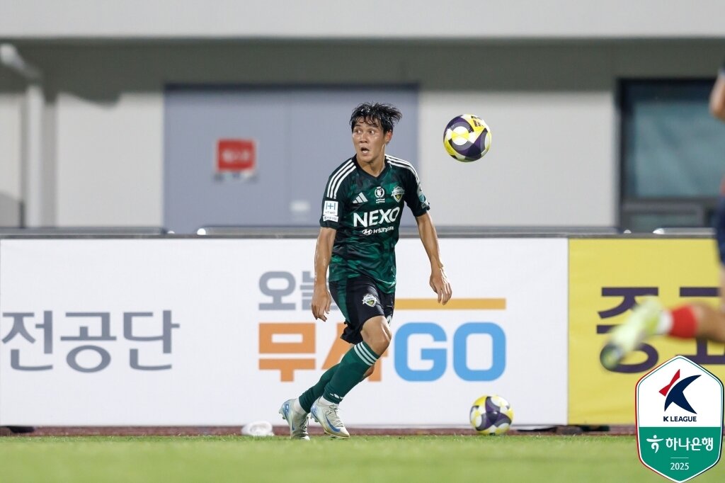 본문 이미지 - 여전히 전북에서 현역으로 뛰고 있는 철인 최철순&#40;한국프로축구연맹 제공&#41;