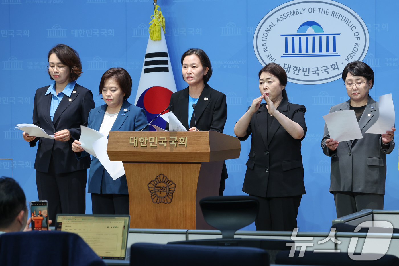 (서울=뉴스1) 안은나 기자 = 조국혁신당 백선희(왼쪽부터), 정춘생, 이해민 의원, 김선민 대표 권한대행이 12일 오후 서울 여의도 국회 소통관에서 일본군 '위안부' 피해자 지원 …