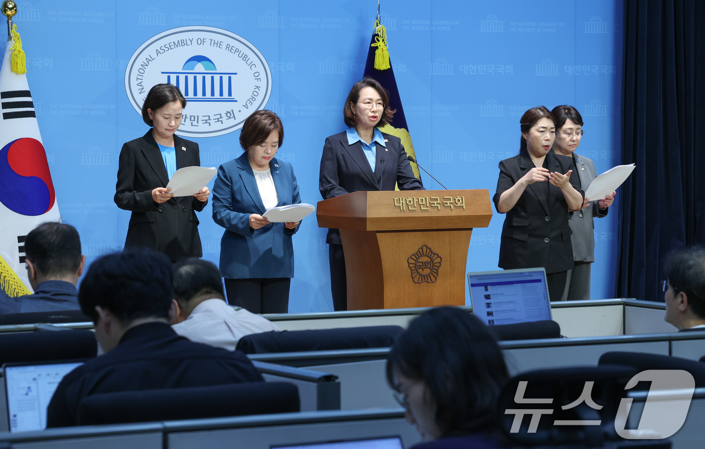 (서울=뉴스1) 안은나 기자 = 조국혁신당 이해민(왼쪽부터), 정춘생, 백선희 의원, 김선민 대표 권한대행이 12일 오후 서울 여의도 국회 소통관에서 일본군 '위안부' 피해자 지원 …