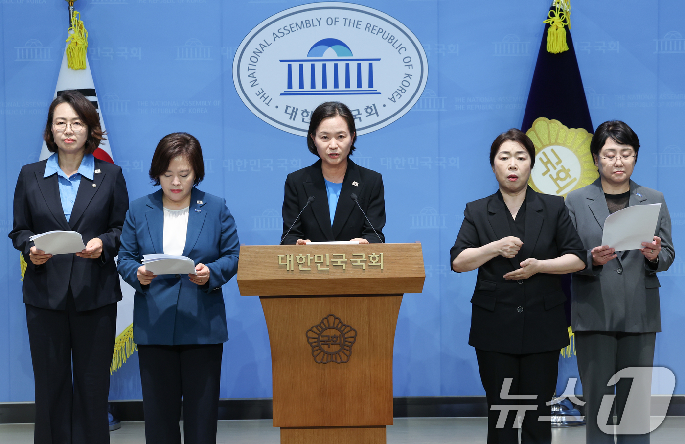 (서울=뉴스1) 안은나 기자 = 조국혁신당 백선희(왼쪽부터), 정춘생, 이해민 의원, 김선민 대표 권한대행이 12일 오후 서울 여의도 국회 소통관에서 일본군 '위안부' 피해자 지원 …