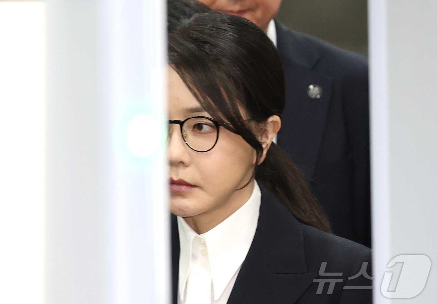 본문 이미지 - 윤석열 전 대통령 배우자 김건희 여사가 12일 오후 서울 서초구 서울중앙지방법원에서 자본시장법과 알선수재, 정치자금법 위반 혐의에 대한 구속 전 피의자 심문(영장실질심사)을 마치고 법정을 나서고 있다. 2025.8.12/뉴스1 ⓒ News1 사진공동취재단