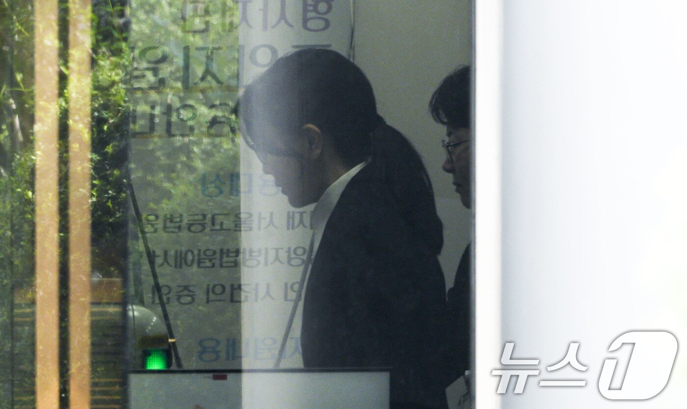 본문 이미지 - 윤석열 전 대통령 부인 김건희 여사가 12일 오후 서울 서초구 서울중앙지법에서 열린 구속 전 피의자 심문(영장실질심사)를 마치고 나오고 있다. 2025.08.12/뉴스1 ⓒ News1 사진공동취재단