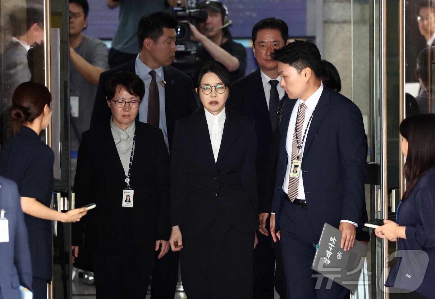 본문 이미지 - 윤석열 전 대통령 부인 김건희 여사가 12일 오후 서울 서초구 서울중앙지법에서 열린 구속 전 피의자 심문(영장실질심사)를 마치고 나오고 있다. 2025.8.12/뉴스1 ⓒ News1 김민지 기자
