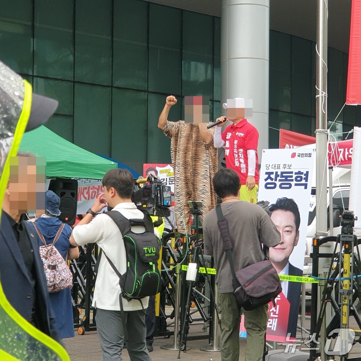 본문 이미지 - 국민의힘 제6차 전당대회 부산·울산·경남 합동연설회가 열린 12일 오후 부산 벡스코 오디토리움에서 한 지지자가 지지후보의 이름을 외치고 있다.2025.8.12/뉴스1 ⓒ News1 김태형 기자