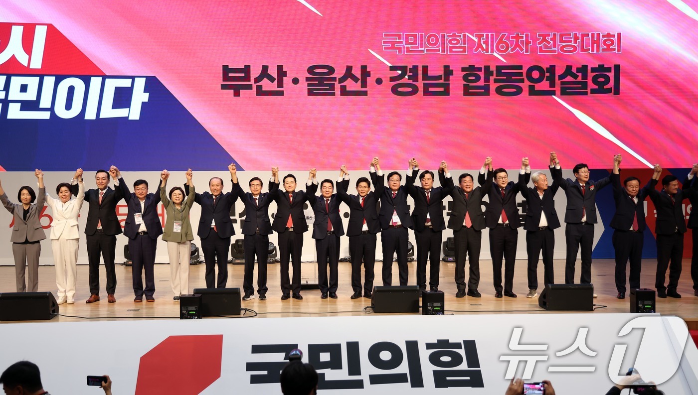 (부산=뉴스1) 윤일지 기자 = 12일 오후 부산 해운대구 벡스코 오디토리움에서 열린 국민의힘 제6차 전당대회 부산·울산·경남 합동연설회에서 당대표 후보 등 주요 당직자들이 인사하 …