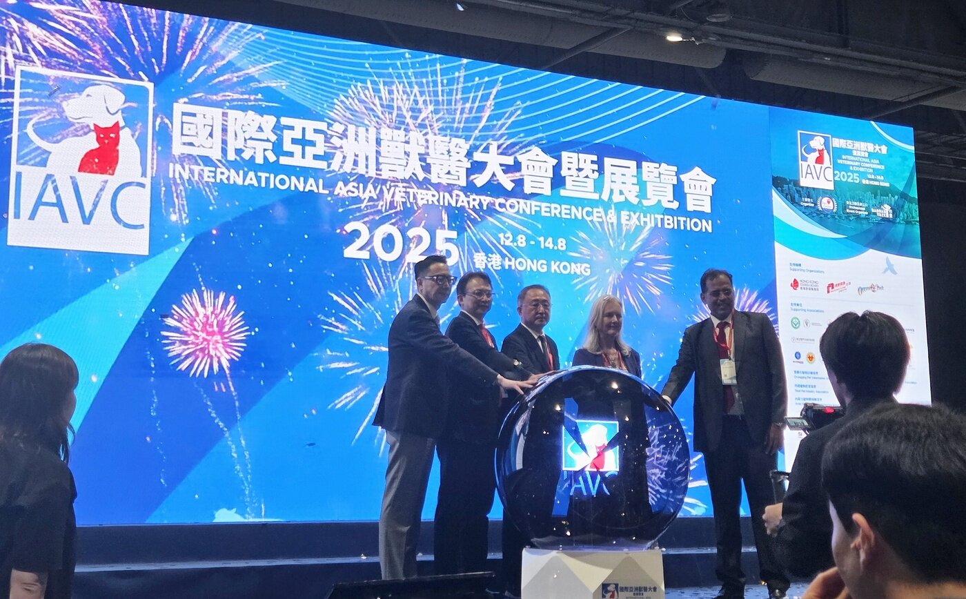 본문 이미지 - 정인성 FAVA 2024 조직위원장(로얄동물메디컬센터 대표원장)이 국제아시아수의학콘퍼런스 2025 개회식에서 축사 후 관계자들과 기념 사진을 찍고 있다(로얄동물메디컬센터 제공). ⓒ 뉴스1
