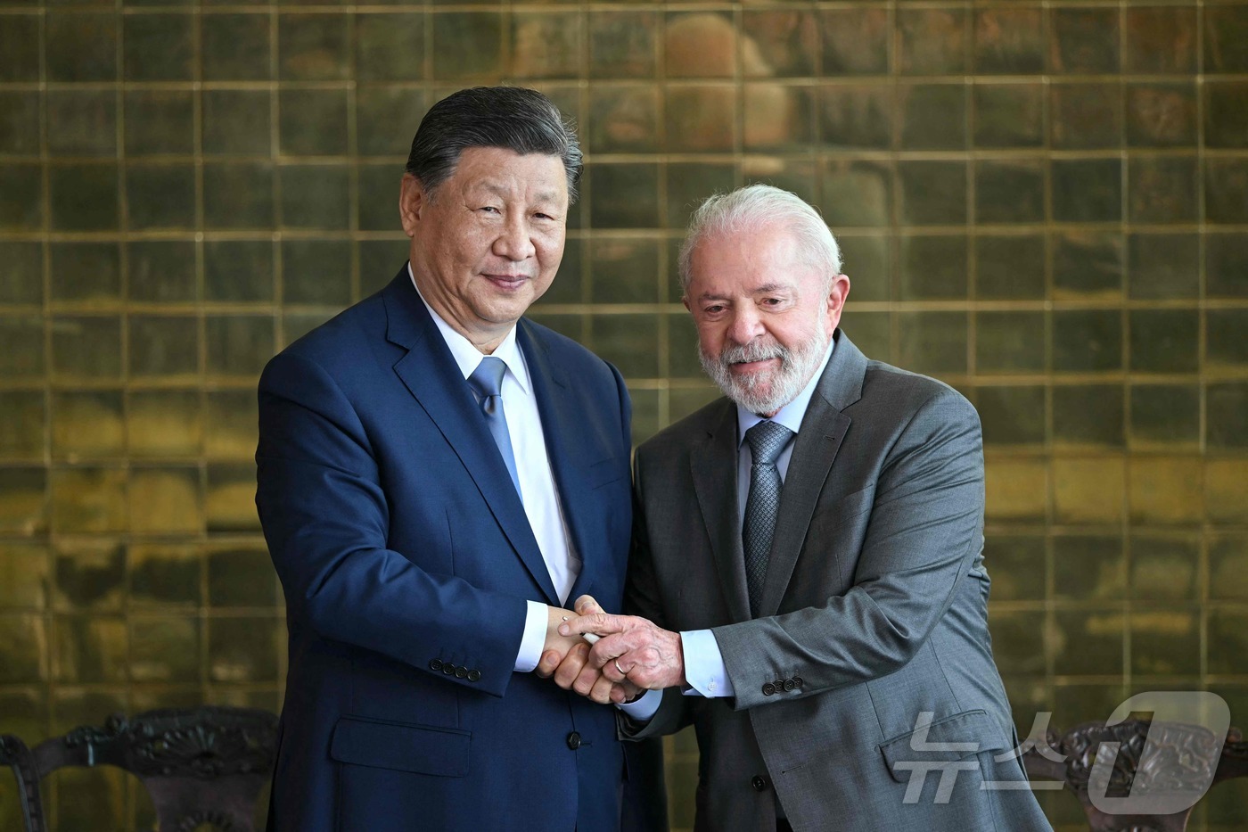 (브라질리아 AFP=뉴스1) 권영미 기자 = 지난해 11월 20일, 브라질리아의 알보라다 궁에서 회담을 마친 뒤 악수하는 시진핑 중국 국가주석과 루이스 이나시우 룰라 다시우바 브라 …