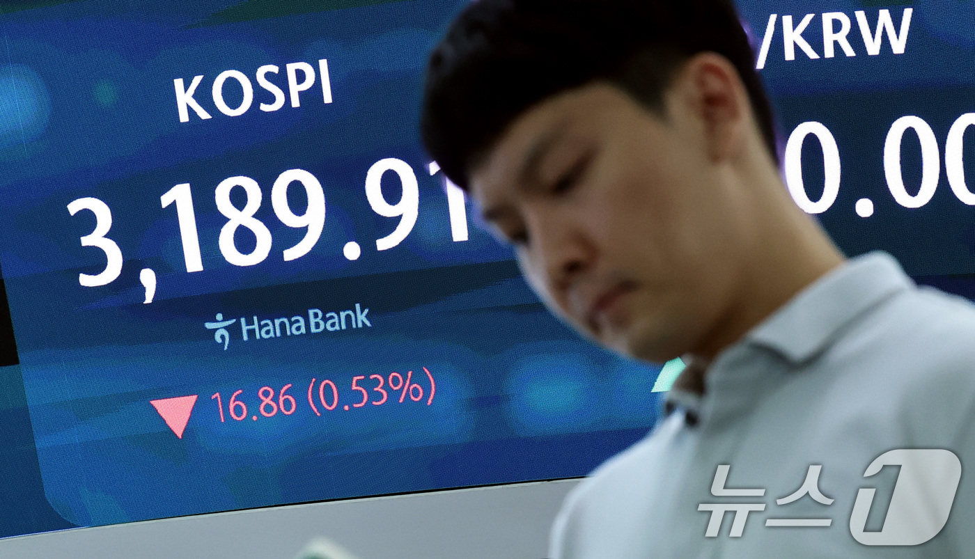 (서울=뉴스1) 구윤성 기자 = 외국인과 기관의 매도세를 보인 12일 오후 서울 중구 하나은행 본점 딜링룸 전광판 화면에 증시가 표시되고 있다.이날 코스피는 전 거래일 대비 16. …