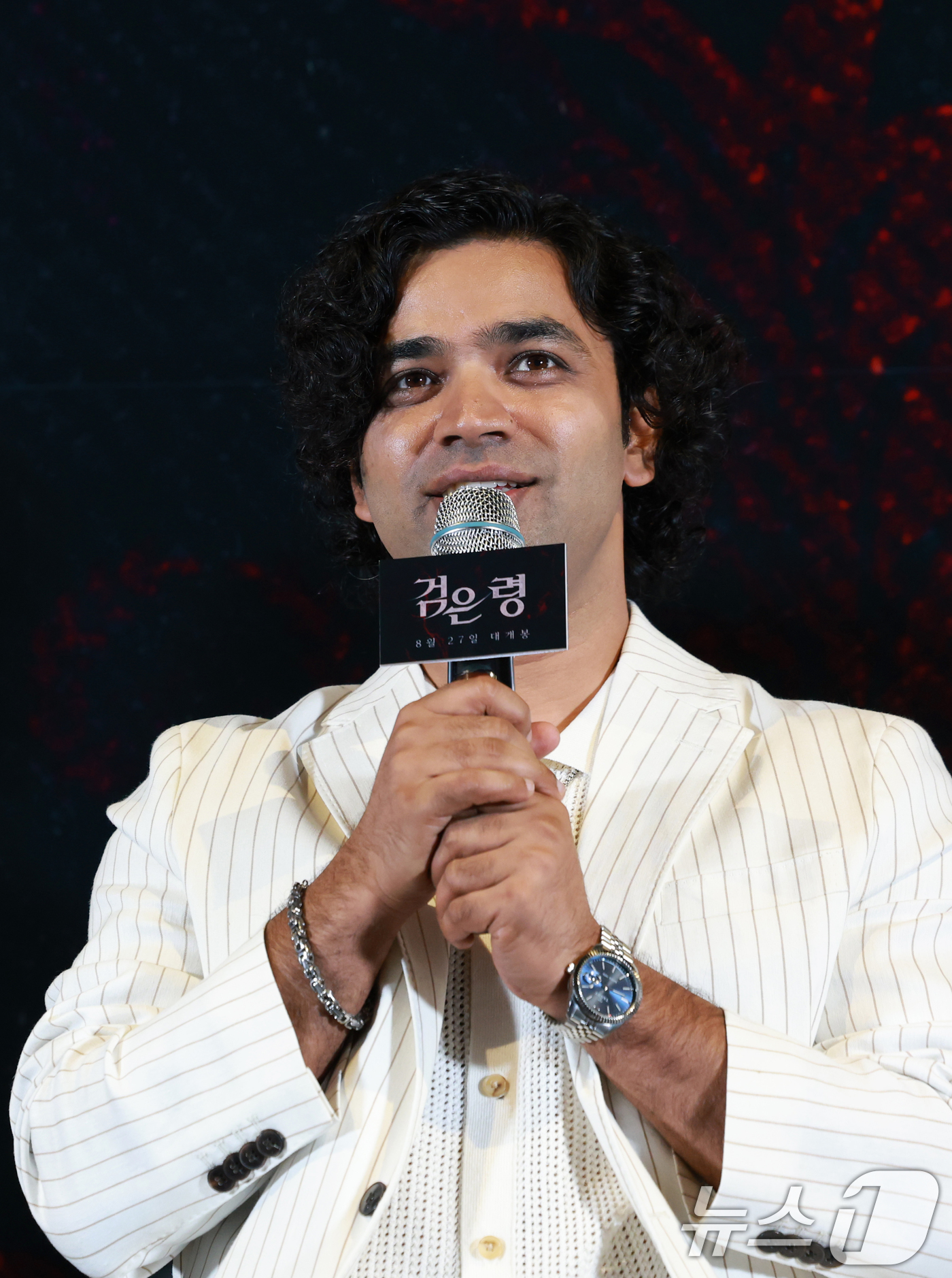 (서울=뉴스1) 권현진 기자 = 배우 아누팜이 12일 오후 서울 용산구 CGV용산아이파크몰에서 열린 영화 '검은 령'(감독 김현준) 언론배급시사회 및 기자간담회에 참석해 인사말을 …