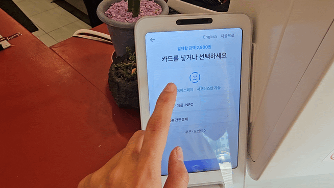 본문 이미지 - 서울 영등포구의 한 가게에서 토스 단말기로 페이스페이 결제를 하는 모습. 2025.08.12/뉴스1 ⓒ News1 정지윤 기자