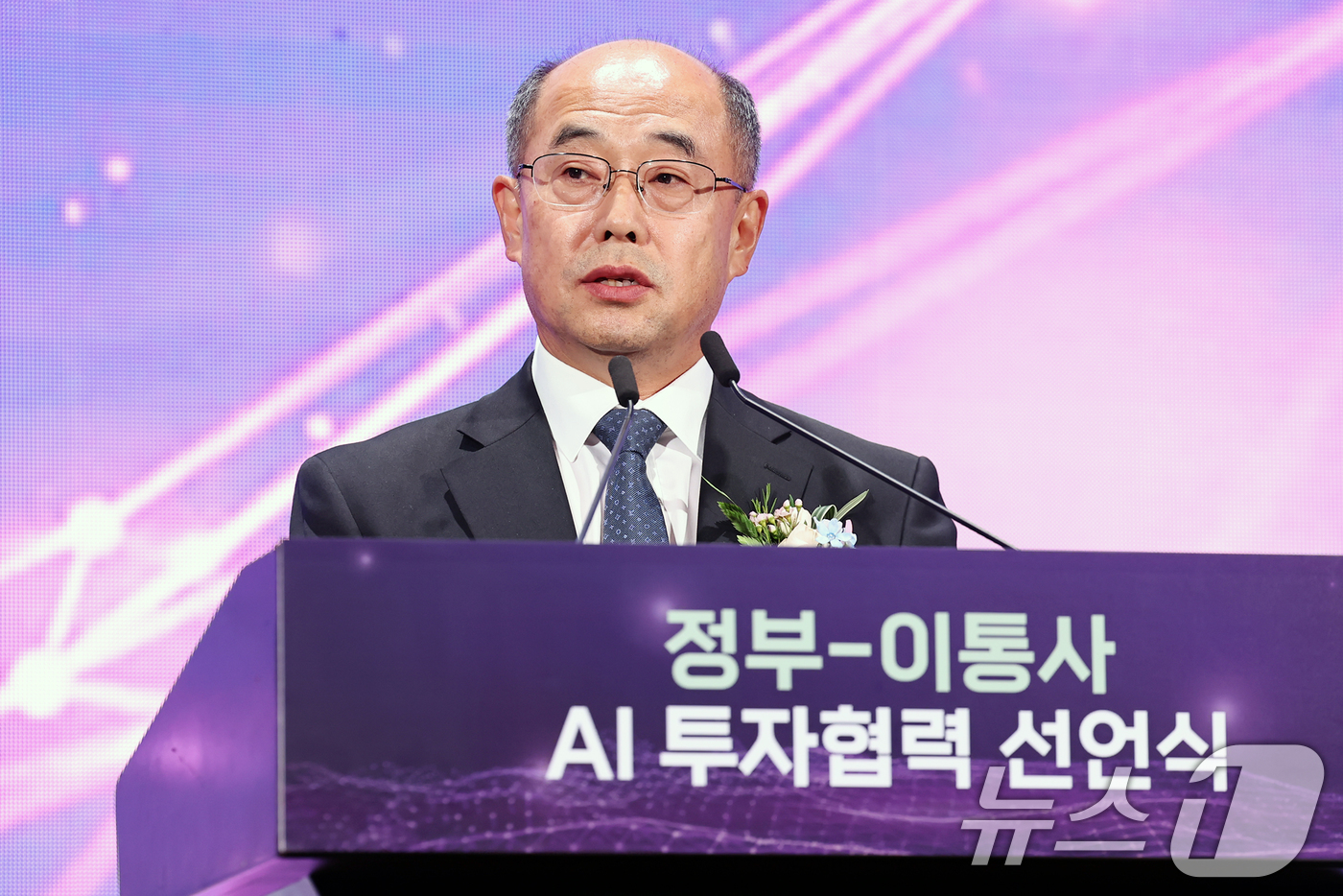 (서울=뉴스1) 민경석 기자 = 송재성 한국통신사업자연합회 상근부회장이 12일 오후 서울 중구 웨스틴조선호텔에서 열린 'AI 투자 활성화를 위한 정부·이통사 AI 투자협력 선언식' …