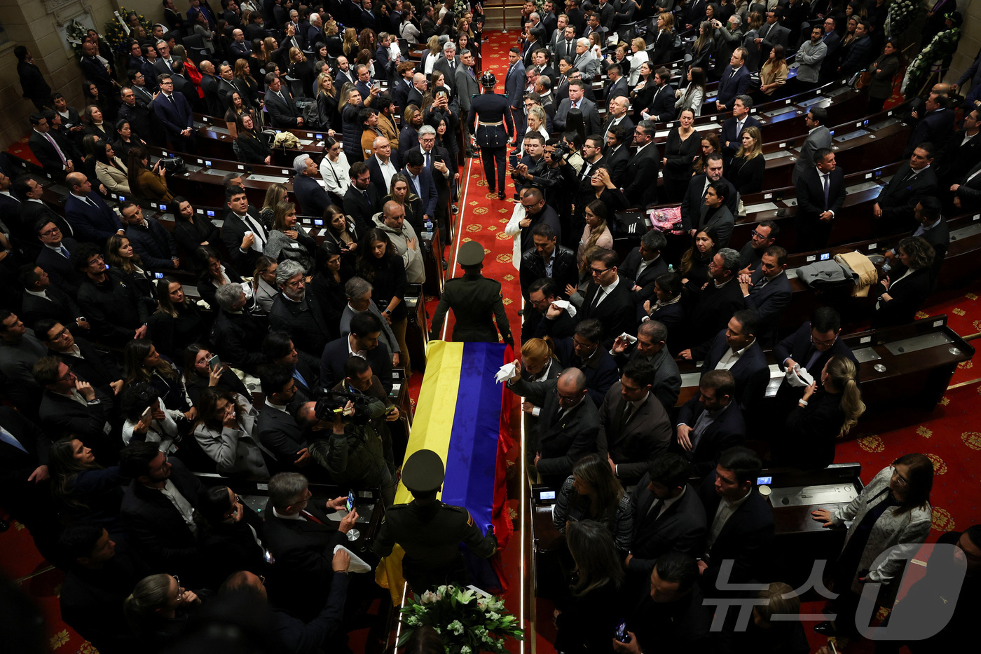 (보고타 로이터=뉴스1) 권영미 기자 = 11일(현지시간) 지난 6월 선거 유세 도중 총격을 당한 후 이날 사망한 유력 대권주자 미겔 우리베 콜롬비아 상원의원의 관이 보고타의 국회 …