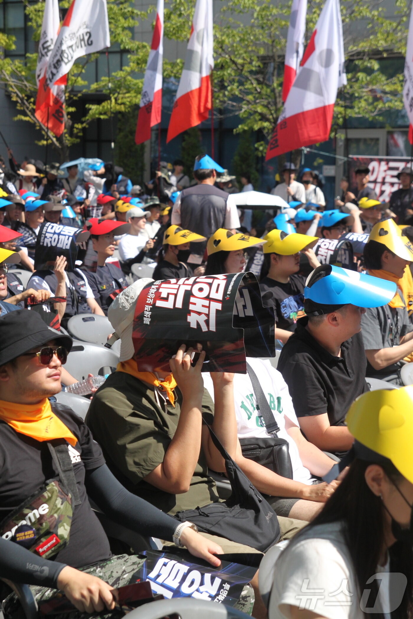 본문 이미지 - 민주노총 화섬식품노조가 12일 경기도 성남시 넥슨코리아 판교사옥 앞에서 결의대회를 개최했다. 노조는 이날 결의대회에서 네오플 모회사 넥슨에게 최근의 파업 사태에 적극적으로 개입하고 성과급 지급 기준을 투명하게 공개하라고 요구했다.2025.8.12/뉴스1 ⓒ News1 김민재 기자