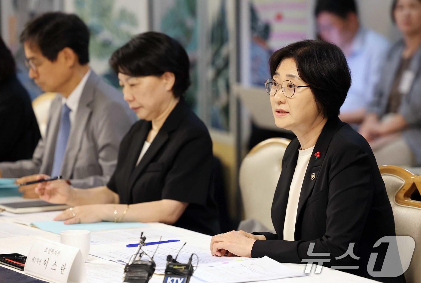 (서울=뉴스1) 임세영 기자 = 이스란 보건복지부 1차관이 12일 서울 종로구 정부서울청사에서 열린 제4차 장기요양위원회 회의에서 발언을 하고 있다. 2025.8.12/뉴스1