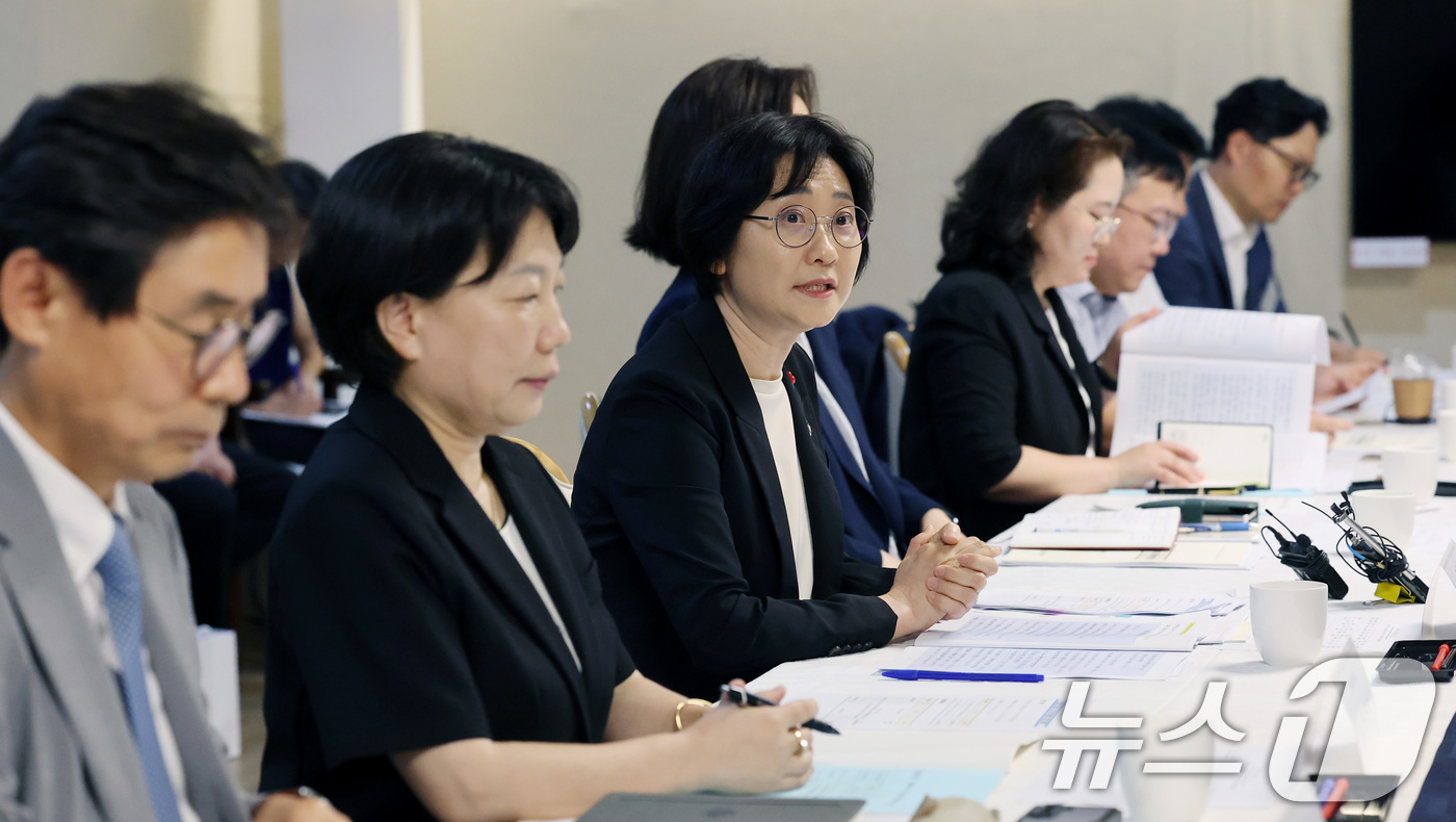 (서울=뉴스1) 임세영 기자 = 이스란 보건복지부 1차관이 12일 서울 종로구 정부서울청사에서 열린 제4차 장기요양위원회 회의에서 발언을 하고 있다. 2025.8.12/뉴스1