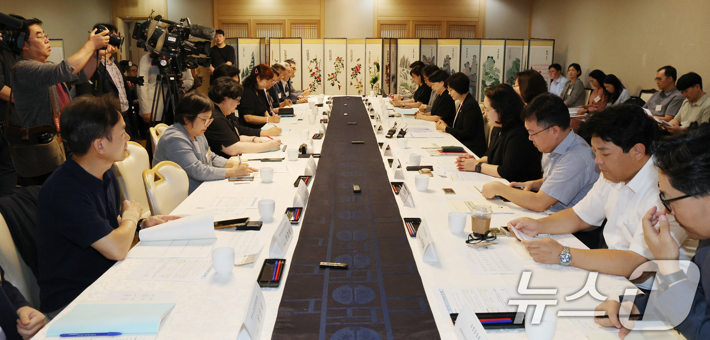 (서울=뉴스1) 임세영 기자 = 이스란 보건복지부 1차관이 12일 서울 종로구 정부서울청사에서 열린 제4차 장기요양위원회 회의에서 참석자들과 인사를 나누고 있다. 2025.8.12 …