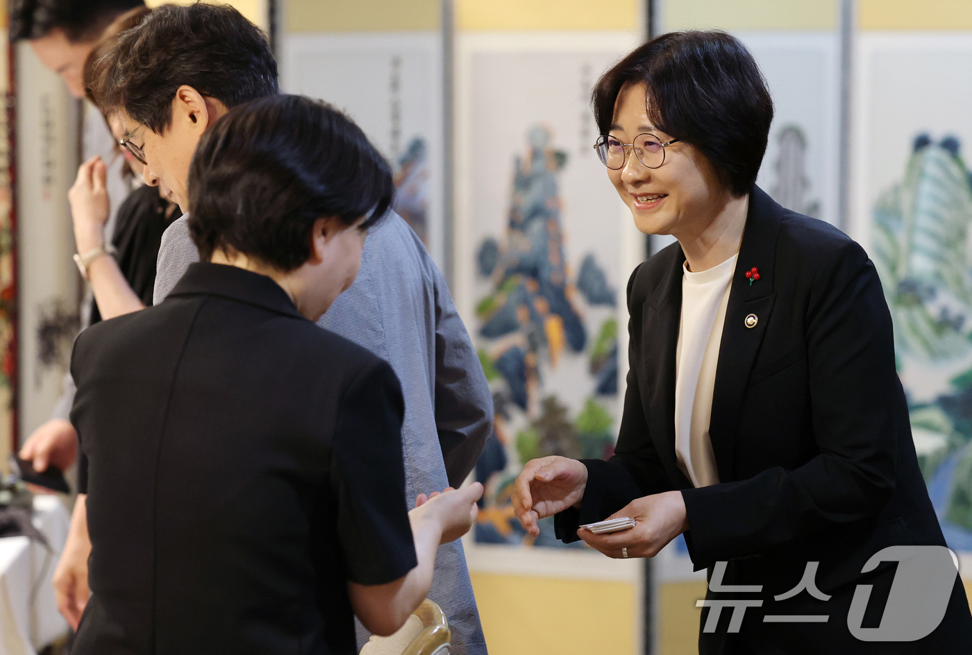 (서울=뉴스1) 임세영 기자 = 이스란 보건복지부 1차관이 12일 서울 종로구 정부서울청사에서 열린 제4차 장기요양위원회 회의에서 참석자들과 인사를 나누고 있다. 2025.8.12 …