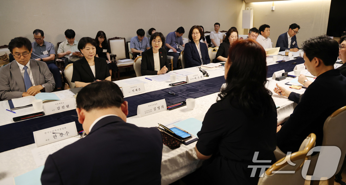 (서울=뉴스1) 임세영 기자 = 이스란 보건복지부 1차관이 12일 서울 종로구 정부서울청사에서 열린 제4차 장기요양위원회 회의에서 참석자들과 인사를 나누고 있다. 2025.8.12 …