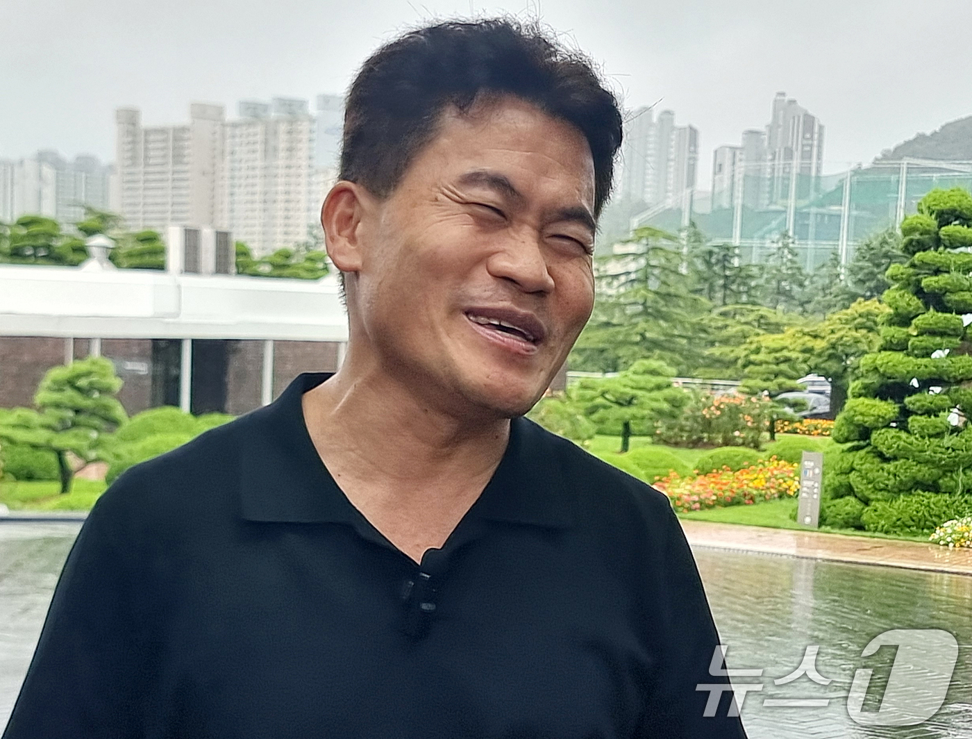 (부산=뉴스1) 임순택 기자 = 국민의힘 전당대회 합동연설회 야유 사태를 일으킨 전한길 씨가 12일 오후 부산 남구 유엔기념공원에서 유튜브 라이브 방송을 진행하고 있다. 2025. …