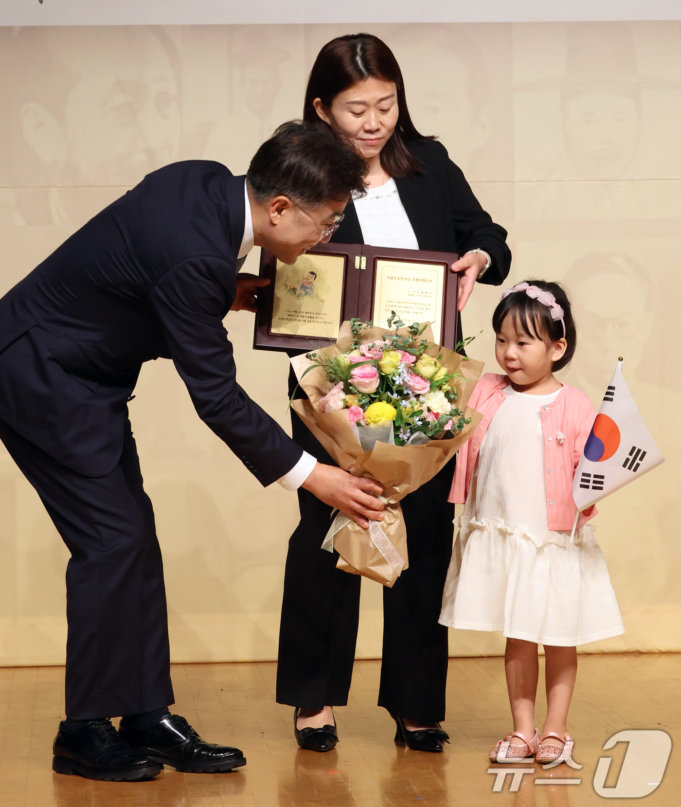 (서울=뉴스1) 황기선 기자 = 여여송 선생의 현손녀 진엘레나 양이 12일 오후 서울 용산구 백범김구기념관에서 열린 '제80년 광복절 기념 독립유공자 후손 대한민국 국적증서 수여식 …