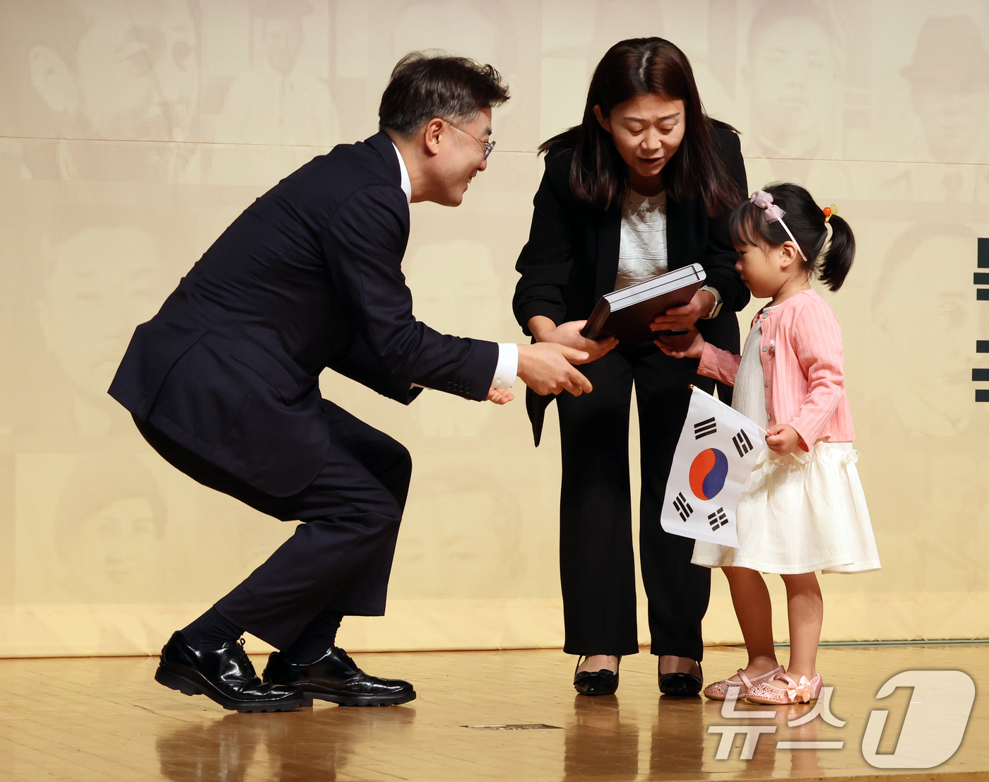 (서울=뉴스1) 황기선 기자 = 여여송 선생의 현손녀 진엘레나 양이 12일 오후 서울 용산구 백범김구기념관에서 열린 '제80년 광복절 기념 독립유공자 후손 대한민국 국적증서 수여식 …